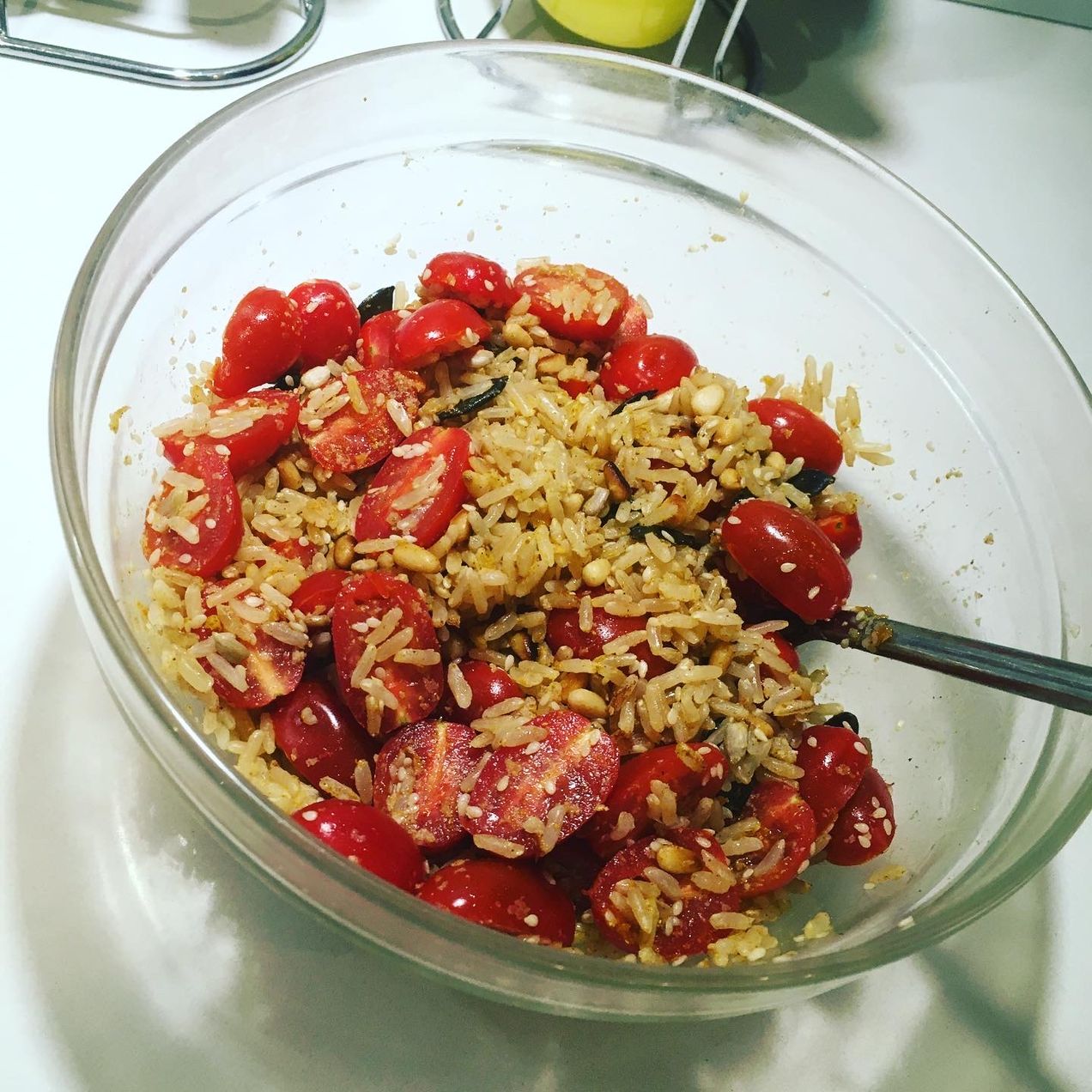 Salade de riz complet, graines et épices