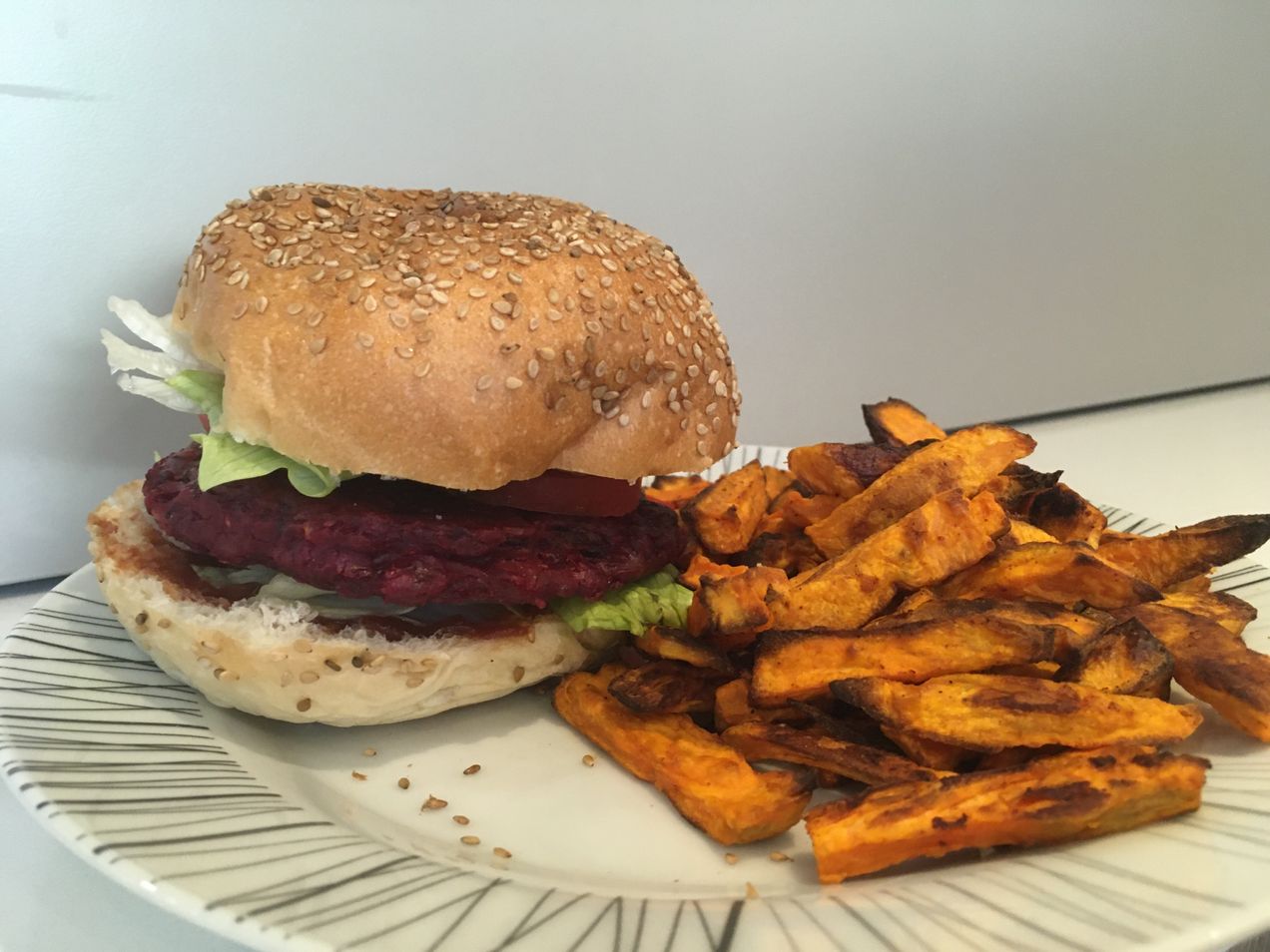 Burger vegan et frites de patate douce