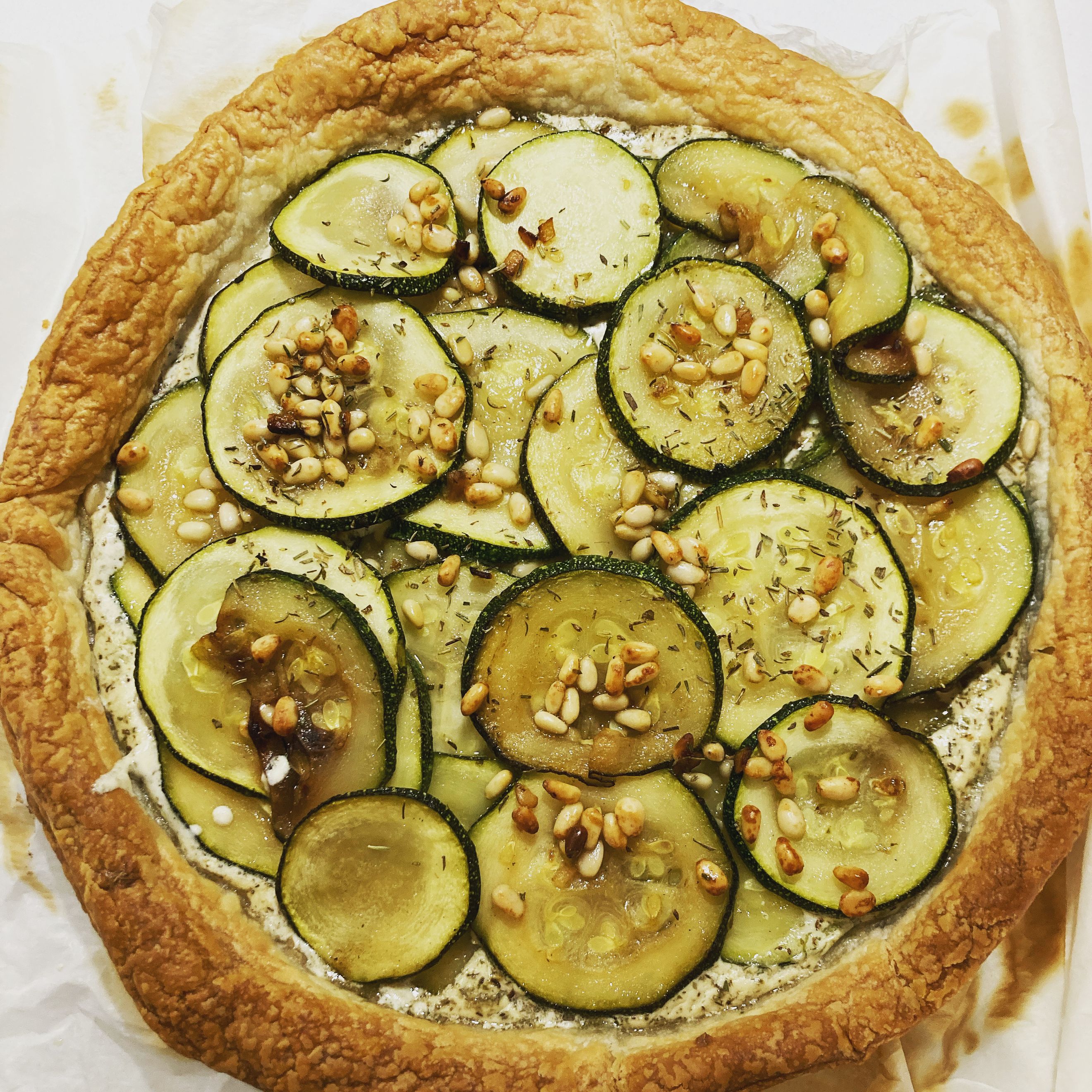 Tarte aux courgettes grillées, pignons et herbes de Provence.